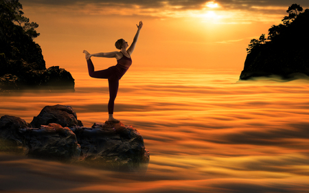Yoga Woman At Sundownの写真素材