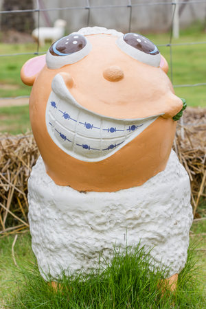 white sheep statue in green grassの写真素材