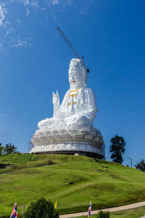 Guan Yin under construction, wat hyua pla kang , Chiang Rai, Thailandの写真素材