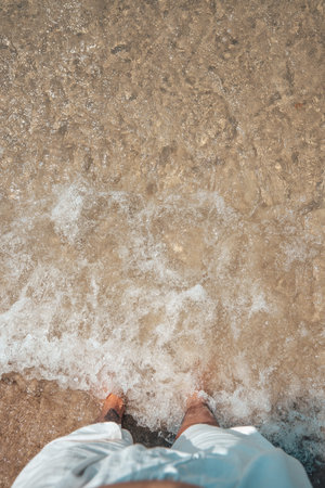 Travel to the sea, feet walk into the sea,