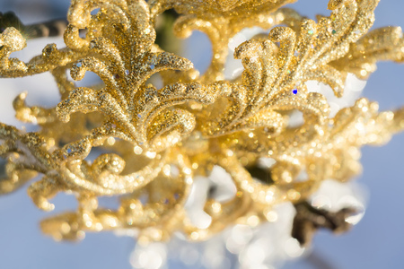 Ornamental golden snowflake glittering on fresh white snow.の写真素材