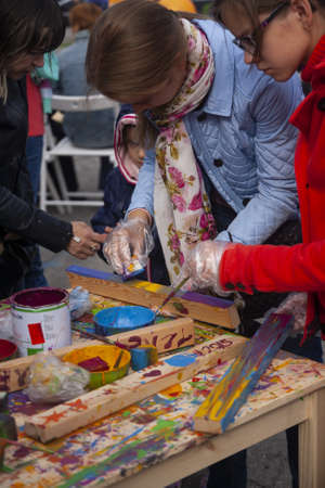 Novosibirsk, Russia - August 22, 2015: ChestFest - Day of the national flag of the Russian Federation: celebration, entertainment for people, fun, needlework, coloringのeditorial素材