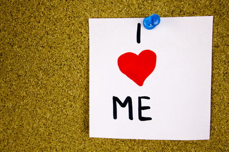 I love me reminder note - handwriting in black ink on an on cork board background. Businnes conceptの写真素材