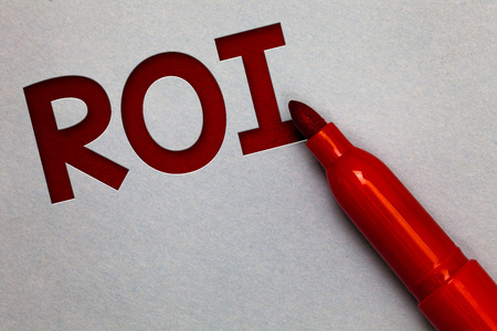 Text sign showing Roi. Conceptual photo Return on investment performance measure gains business growth White paper lite grey shadow red marker pen nice idea memorable thoughtの写真素材