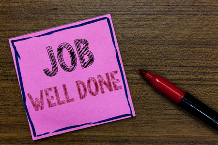 Text sign showing Job Well Done. Conceptual photo Well Performed You did it Cheers Approval Par Accomplished Purple Paper Important reminder Communicate ideas Marker Wooden backgroundの写真素材