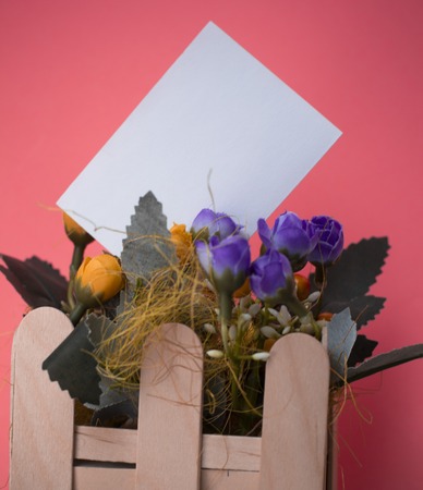 Empty plain paper in between flowers arrangement with ice cream sticks vaseの写真素材