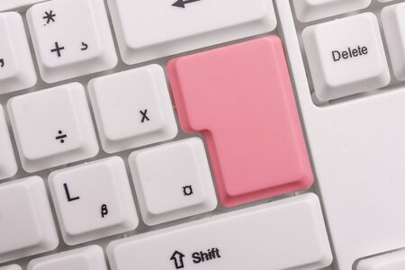 White pc keyboard with empty note paper above white background key copy spaceの写真素材