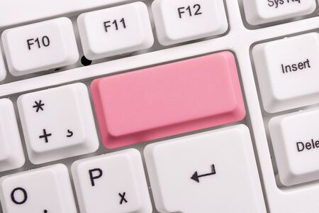 White pc keyboard with empty note paper above white background key copy spaceの写真素材