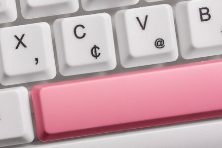 White pc keyboard with empty note paper above white background key copy spaceの写真素材