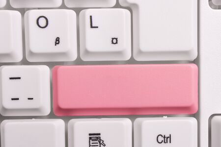 White pc keyboard with empty note paper above white background key copy spaceの写真素材