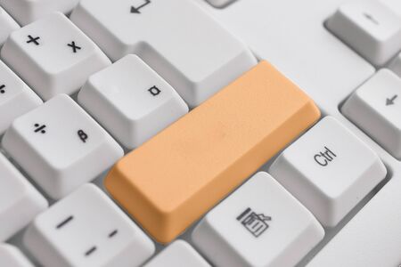 White pc keyboard with empty note paper above white background key copy spaceの写真素材
