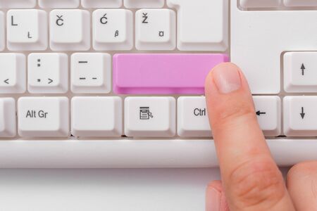 White pc keyboard with empty note paper above white background key copy spaceの写真素材