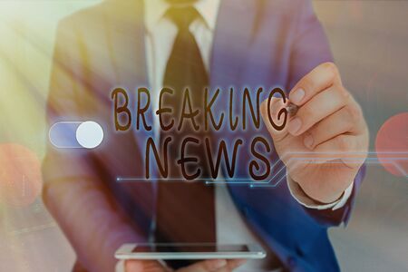Writing note showing Breaking News. Business concept for Special Report Announcement Happening Current Issue Flashnews