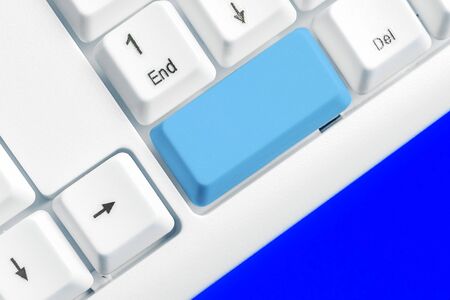 White Pc Keyboard With Empty Note Paper Above White Key Copy Spaceの写真素材