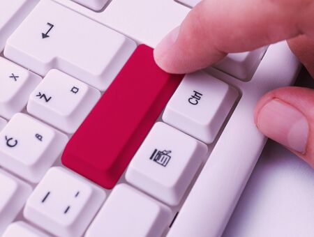 White Pc Keyboard With Empty Note Paper Above White Key Copy Spaceの写真素材