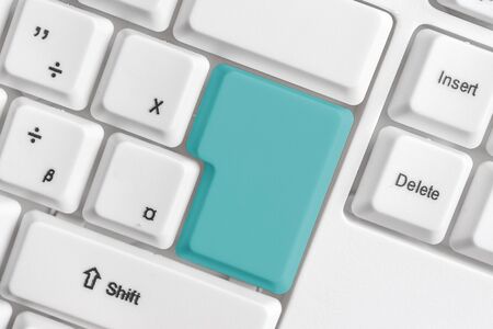 White Pc Keyboard With Empty Note Paper Above White Key Copy Spaceの写真素材