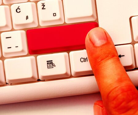 White Pc Keyboard With Empty Note Paper Above White Key Copy Spaceの写真素材
