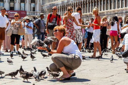 16. Jul 2012 - People with pigeons in San Marco Plaza 3 in Venice, Italy のeditorial素材