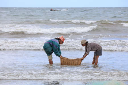 MAROANTSETRA, MADAGASCAR OCTOBER 19.2016 Native fishermen fishing on sea, using traditional technique pulling net from boat. Life of indigenous peoples in countryside. October 19. 2016, Madagascarのeditorial素材