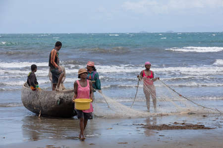 MAROANTSETRA, MADAGASCAR OCTOBER 19.2016 Native fishermen fishing on sea, using traditional technique pulling net from boat. Life of indigenous peoples in countryside. October 19. 2016, Madagascarのeditorial素材