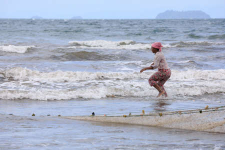 MAROANTSETRA, MADAGASCAR OCTOBER 19.2016 Native fishermen fishing on sea, using traditional technique pulling net from boat. Life of indigenous peoples in countryside. October 19. 2016, Madagascarのeditorial素材