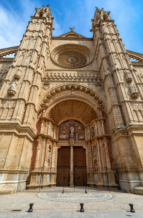 Gothic medieval cathedral La Seu and Royal Palace of La Almudaina. Capital city of Palma de Mallorca. Balearic Islands Spain. Travel agency vacation concept.のeditorial素材