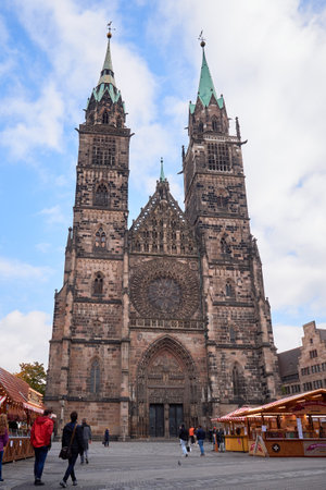 NUREMBERG, GERMANY - OCTOBER 18 2020: St. Lorenz church, Unidentified people pass by (St. Lawrence), gothic churchのeditorial素材