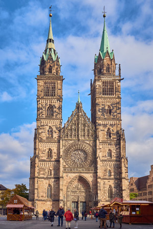 NUREMBERG, GERMANY - OCTOBER 18 2020: St. Lorenz church, time lapse footage, people pass by (St. Lawrence), gothic churchのeditorial素材