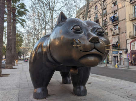Gato Bronze Cat on Raval by sculptor Fernando Boteroのeditorial素材