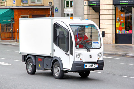 PARIS, FRANCE - AUGUST 8, 2014: Mini electric cargo truck Goupil G3 at the city street.のeditorial素材