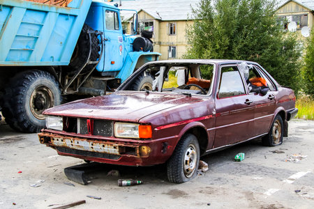NOVYY URENGOY, RUSSIA - AUGUST 17, 2012: Abandoned motor car Audi 80 at the city street.のeditorial素材