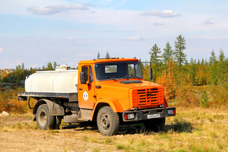 NOVYY URENGOY, RUSSIA - AUGUST 30, 2012: Orange ZIL 433362 tank truck at the countryside.のeditorial素材