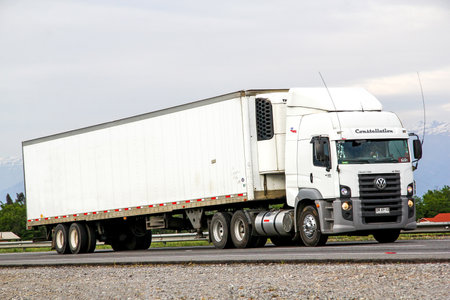 O'HIGGINS, CHILE - NOVEMBER 19, 2015: Semi-trailer truck Volkswagen Constellation at the Pan-American Highway.のeditorial素材