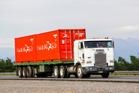 O'HIGGINS, CHILE - NOVEMBER 19, 2015: Semi-trailer truck Freightliner FLB at the Pan-American Highway.のeditorial素材
