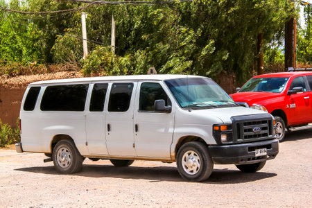 SAN PEDRO DE ATACAMA, CHILE - NOVEMBER 15, 2015: White van Ford E-series in the town street.のeditorial素材