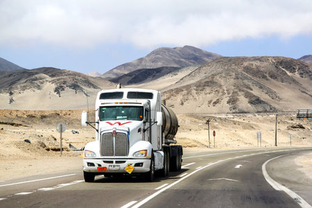 ATACAMA, CHILE - NOVEMBER 14, 2015: Semi-trailer truck Kenworth T660 at the interurban freeway through the Atacama desert.のeditorial素材