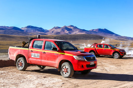 ANTOFAGASTA, CHILE - NOVEMBER 16, 2015: Pickup trucks Toyota Hilux and Mitsubishi L200 in the Atacama desert.のeditorial素材