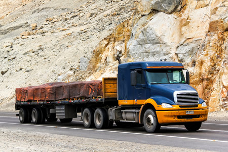 ATACAMA, CHILE - NOVEMBER 14, 2015: Semi-trailer truck Freightliner Columbia at the interurban road.のeditorial素材