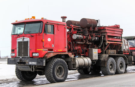 NOVYY URENGOY, RUSSIA - APRIL 20, 2013: Red gas and oil well service truck Kenworth C500K at the interurban road.のeditorial素材