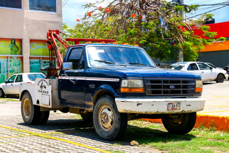 ACAPULCO, MEXICO - MAY 31, 2017: Tow truck Ford F-350 in the city street.のeditorial素材