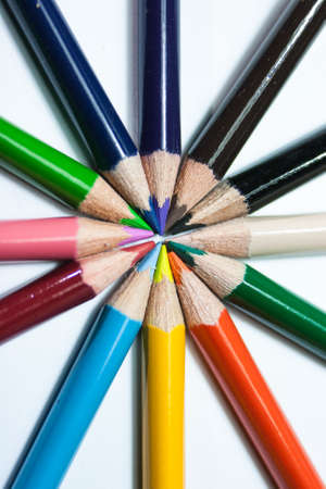 Colorida imagen de lÃ¡pices infantiles para pintar, ordenados en forma de sol circular