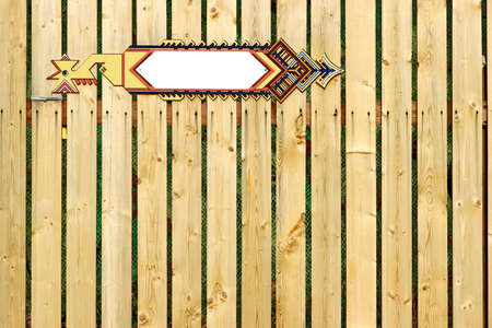 White Blank Decorative Arrow Pointer On The Wooden Fence Backgroundの写真素材