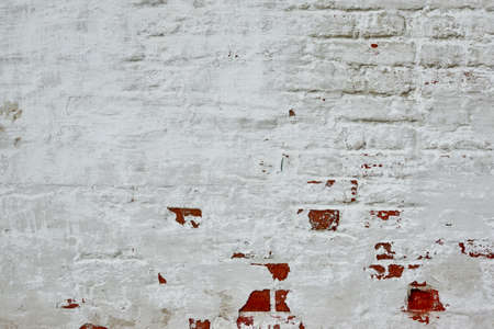 Retro Uneven Brick Wall With White Painted Plaster Background  Texture Closeupの写真素材