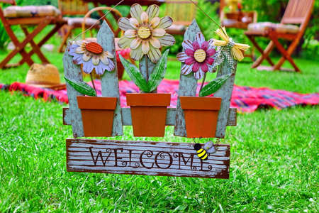 Close-up Of Hanging Sign Welcome And Summer Party Or Picnic Scene In The Blurred Backgroundの写真素材