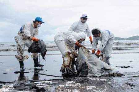 crude oil on oil spill accident on Ao Prao Beach at Samet island on July 31,2013 in Rayong,Thailandのeditorial素材