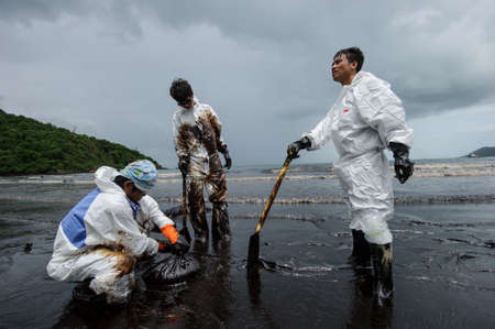 crude oil on oil spill accident on Ao Prao Beach at Samet island on July 31,2013 in Rayong,Thailandのeditorial素材