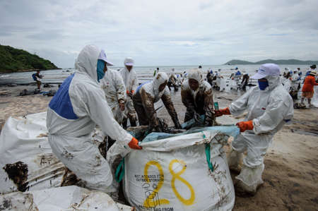 crude oil on oil spill accident on Ao Prao Beach at Samet island on July 31,2013 in Rayong,Thailandのeditorial素材