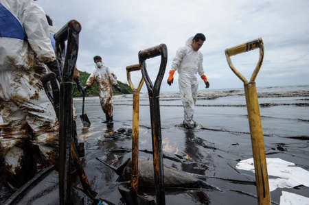 crude oil on oil spill accident on Ao Prao Beach at Samet island on July 31,2013 in Rayong,Thailandのeditorial素材