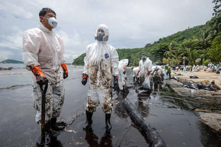 crude oil on oil spill accident on Ao Prao Beach at Samet island on July 31,2013 in Rayong,Thailandのeditorial素材