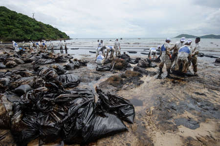 crude oil on oil spill accident on Ao Prao Beach at Samet island on July 31,2013 in Rayong,Thailandのeditorial素材